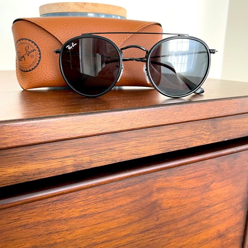Matte black round ray bans